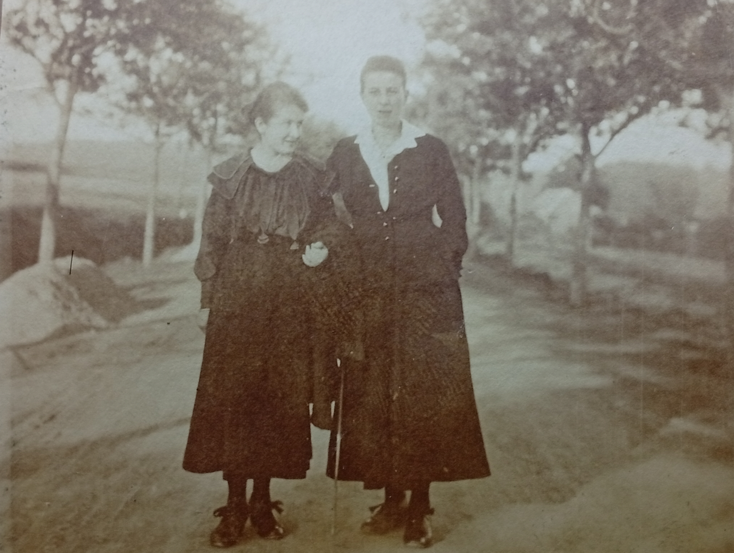 Entrepreneur with assistant I Saxony 1910 I C. Friederich was one of the very first Swiss female voter, who voted in a democratic election after 1918 revolutions across Europe. In her Swiss canton of origin female votes became finally legally valid from 1972 first time.