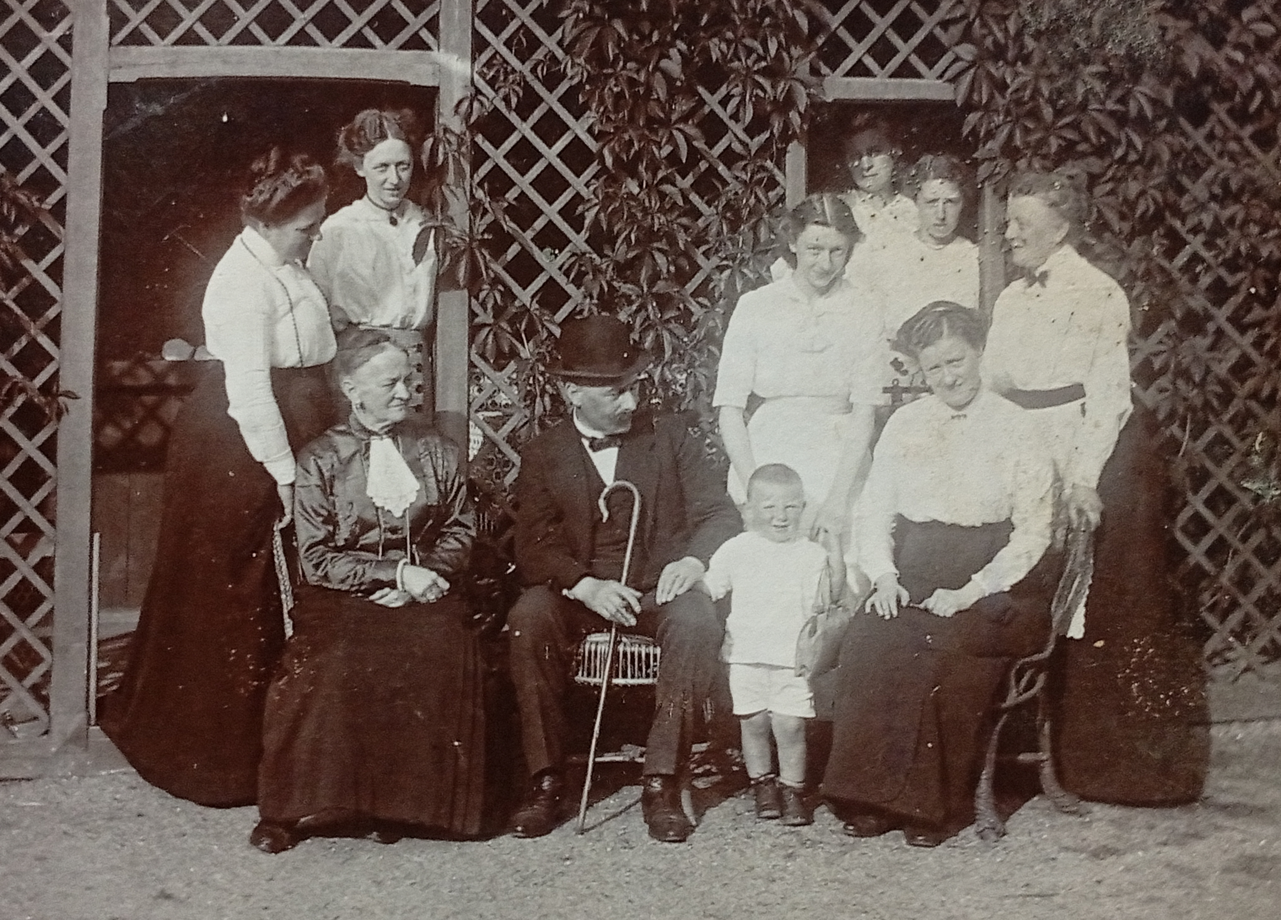 Swiss family on vacation with servants and grandchild I Saxony 1916
