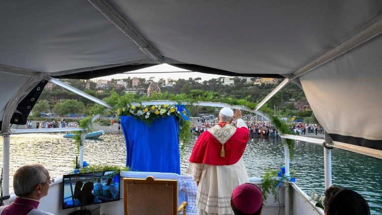 Procession by boat I seen on https://www.vaticannews.va