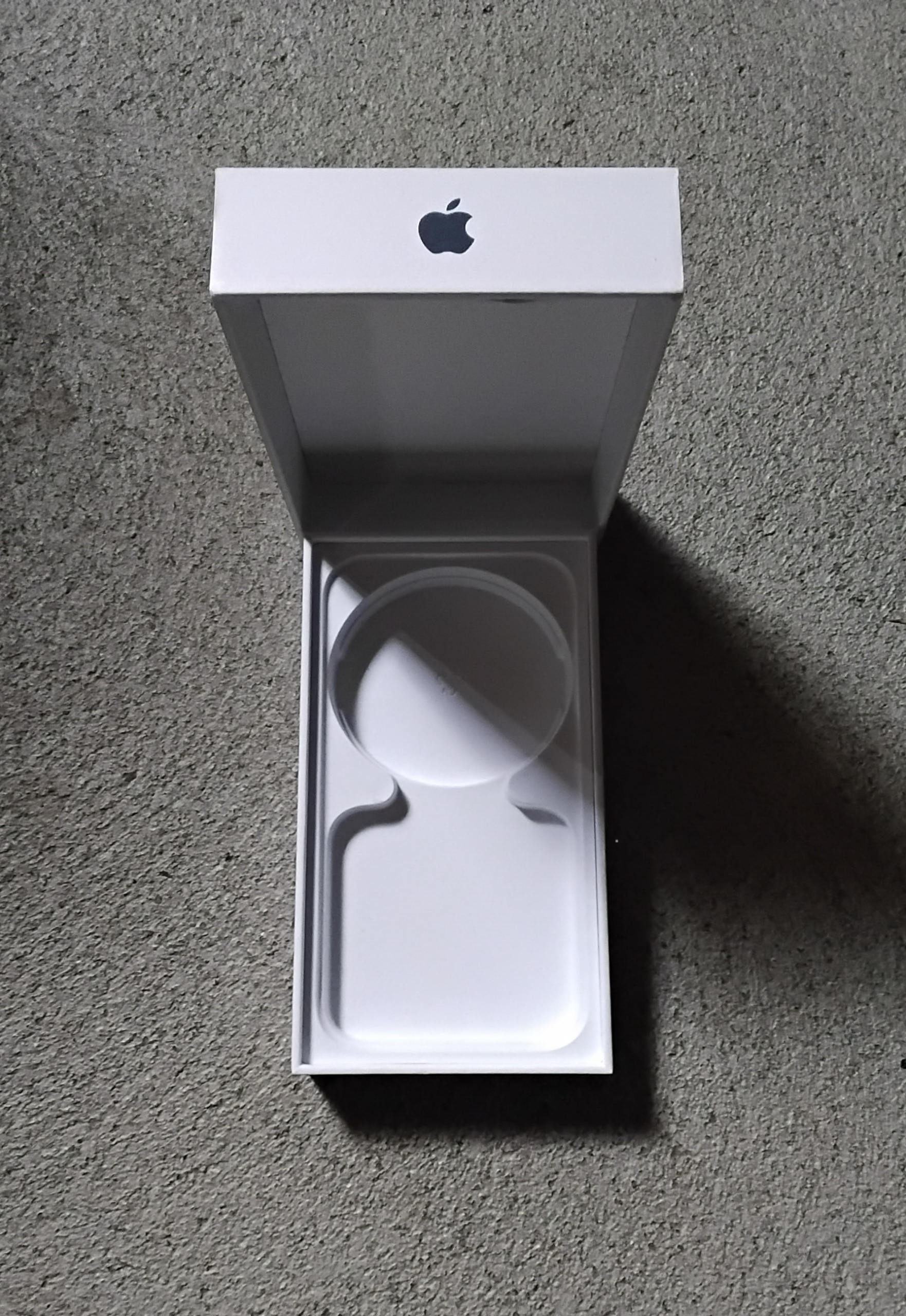 Apple Iphone 15 black, 256 GB- IMEI/MEID 353505806489515 I Photography of the packaging I The phone is still missing. If someone knows, where the phone is actually located- let me know.