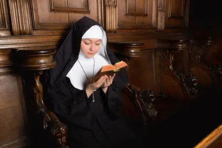 Italian nun reading Tolkiens "Lord of the rings" I seen on google.com